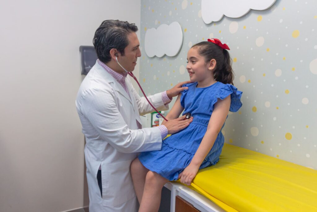 urologo pediatra revisando a paciente pediatrica